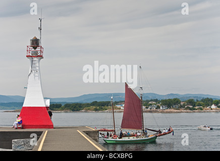 Le grand voilier 'Thane sails passé le phare garde Ogden Point sur le chemin de l'arrière-port de Victoria (C.-B.). Banque D'Images