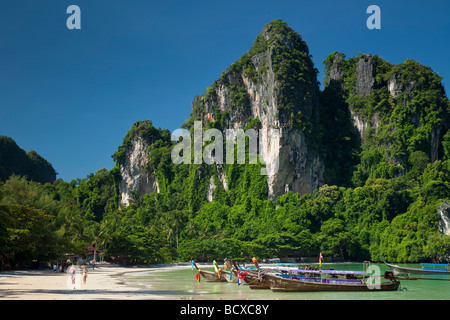 Bateaux Longtail alignés sur Railay Beach, Thaïlande Banque D'Images