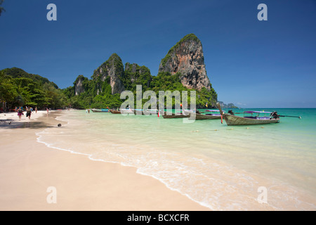 Bateaux Longtail alignés sur Railay Beach, Thaïlande Banque D'Images