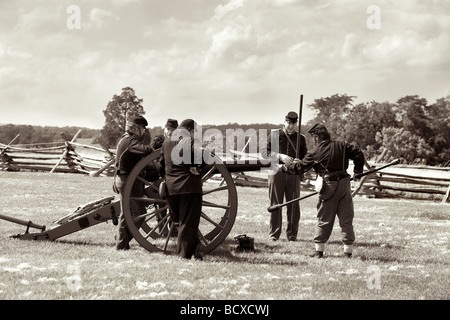 Chargement d'un fusil à canon Parrott de Henry House Hill. Reconstitution historique à Manassas National Battlefield Park. Banque D'Images