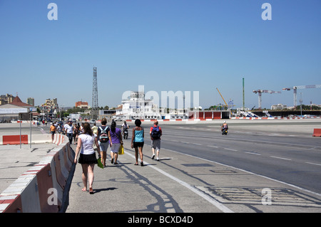 Traverser la piste de l'aéroport,la ville de Gibraltar, Gibraltar Banque D'Images