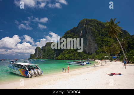 Une baie pittoresque sur Ko Phi Phi Don sur la Côte d'Andaman Banque D'Images