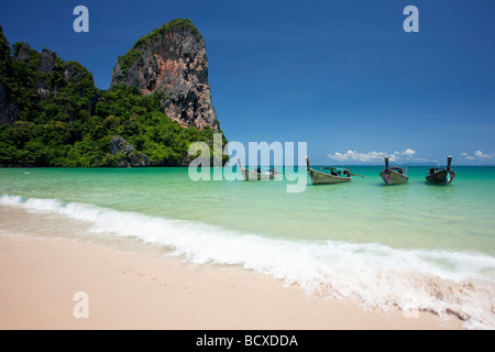 Bateaux Longtail alignés sur Railay Beach, Thaïlande Banque D'Images