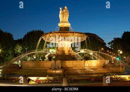 Fontaine sur la Place de la Rotonde Cours Mirabeau Aix en Provence France Banque D'Images