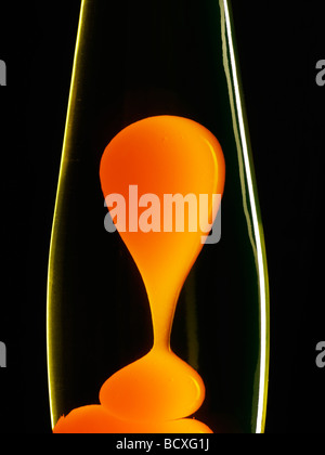 Lampe de lave orange sur un fond noir Banque D'Images