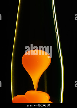 Lampe de lave orange sur un fond noir Banque D'Images