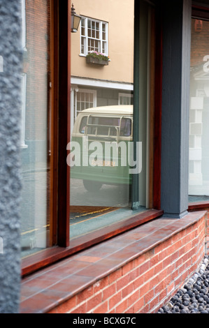 Un reflet d'un camping-car volkswagen dans une fenêtre Banque D'Images