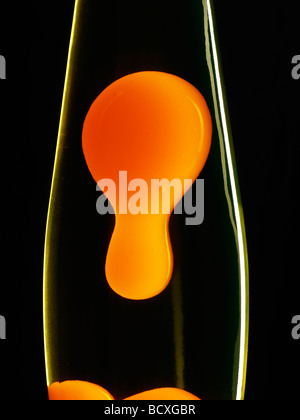 Lampe de lave orange sur un fond noir Banque D'Images