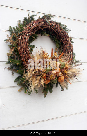 Toujours verte et couronne de vigne avec fruits secs décore une maison dans la ville coloniale de Williamsburg en Virginie Banque D'Images