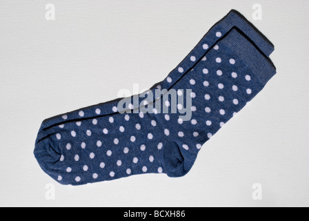 Une paire de bleu et blanc chaussettes à pois. Banque D'Images