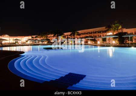 Hôtel de luxe avec piscine la nuit Banque D'Images