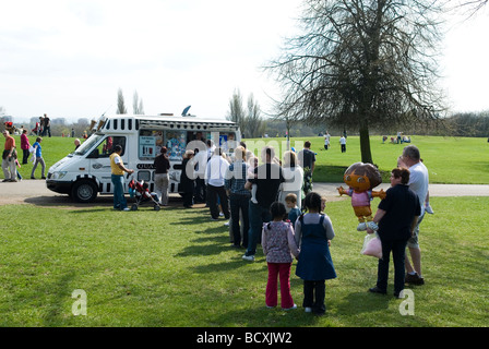 Personnes debout dans la file d'attente pour les ice-cream van à Heaton Park Manchester UK Banque D'Images