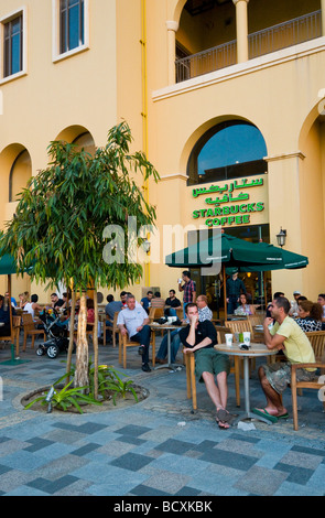 Café Starbucks dans la Jumeirah Beach Residence nouveau développement luxueux Banque D'Images