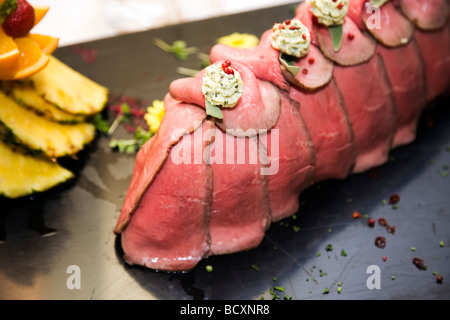 Rôti de boeuf au beurre d'herbes comme starter Banque D'Images