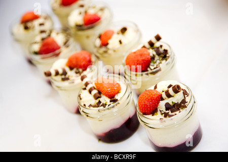 Crème vanille avec gelée de fruits rouges au buffet de desserts Banque D'Images