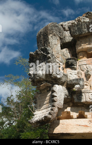 Le Mexique, Yucatan, Labna, El Palacio (le Palais), la célèbre sculpture d'une tête du serpent avec une tête humaine peering out Banque D'Images