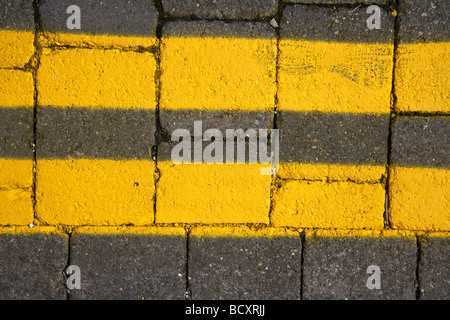 Fraîchement peint jaune double lignes sur une rue pavée de Dublin République d'Irlande Banque D'Images