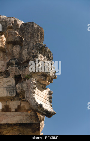 Le Mexique, Yucatan, Labna, El Palacio (le Palais), la célèbre sculpture d'une tête du serpent avec une tête humaine peering out Banque D'Images