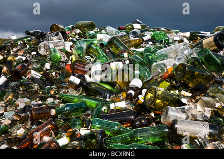 Bouteilles cassé dans les matériaux de recyclage Banque D'Images