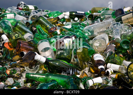 Bouteilles cassé dans les matériaux de recyclage Banque D'Images