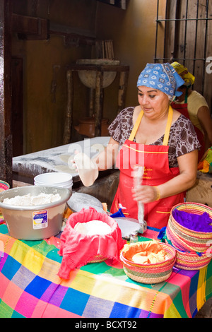 Femme locale rend les tortillas à la main dans un restaurant à Episode # 2.1, Mexique Banque D'Images