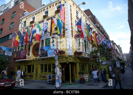 Le Oliver St John pub Half-penny bridge dans Temple bar Dublin République d'Irlande Banque D'Images