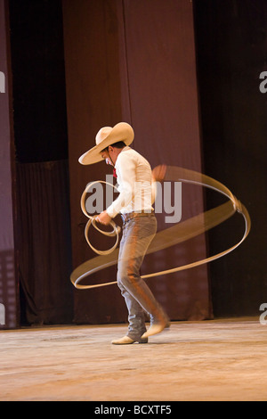 Montre Homme avec compétence au cours de lariat Viva Mexico performance de Spectaculare, une culture & dance show de Mazatlán, Mexique Banque D'Images