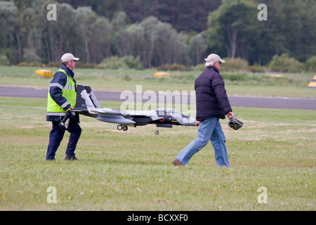 Les amateurs de modèles réduits d'aéronefs transportant des avions à réaction contrôlée à distance Banque D'Images