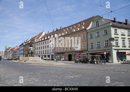 Augsbourg Bavière Allemagne UE vue le long d'un boulevard Maximilianstrasse bordée de demeures patriciennes et statue fontaine Brunnen Banque D'Images