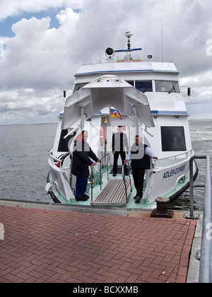 Les membres d'équipage à l'Adler Ferry Express en attente d'embarquement de l'île nord-frison Amrum Allemagne Banque D'Images