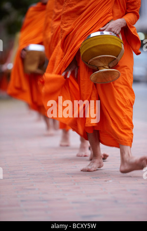 La procession de moines à l'aube à travers la ville pour recueillir des dons de nourriture, de Luang Prabang, Laos Banque D'Images