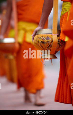 La procession de moines à l'aube à travers la ville pour recueillir des dons de nourriture, de Luang Prabang, Laos Banque D'Images