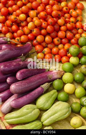 Légumes et fruits en vente sur le marché à Luang Prabang, Laos Banque D'Images