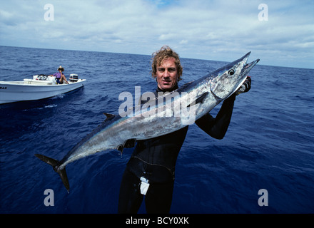 Chasseur géant Bluewater détient Wahoo Acanthocybium solandri Mexique Océan Pacifique Banque D'Images