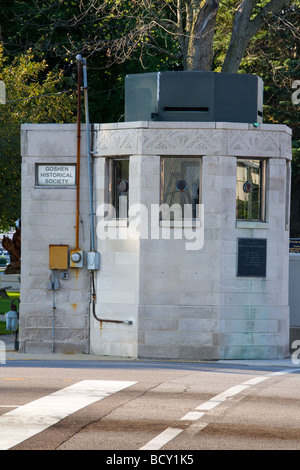 La police l'époque de la dépression stand dans Goshen dans l'Indiana sur Lincoln Highway Banque D'Images