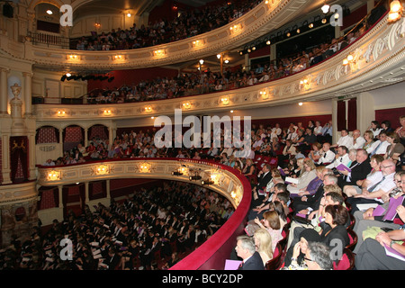 L'auditoire dans un panier-His Majesty's Theatre à Aberdeen, en Écosse, lors d'une performance Banque D'Images