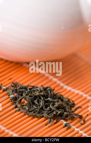 Détail de thé vert sur fond orange Banque D'Images