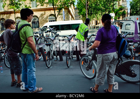 Paris France, Groupe de Français utilisant Free, vélos publics, Velib, parking sur Street Bicycle Tours, les gens dans les rues de Paris, parking Banque D'Images