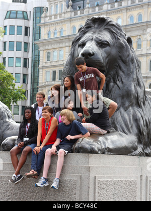 Étudiants étrangers à Trafalgar Square, Londres, Angleterre, Royaume-Uni Banque D'Images