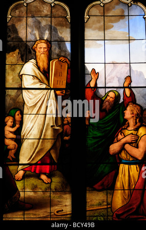 Détail du vitrail représentant Moïse et les Dix Commandements de Peterhouse College Chapel, Cambridge Angleterre UK Banque D'Images
