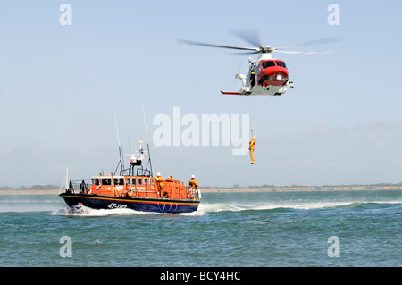 Agusta AW139 Hélicoptère de sauvetage de la Garde côtière et de sauvetage de la RNLI classe Tyne lors de démonstration de sauvetage Banque D'Images