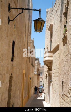 Les touristes à pied les rues étroites de l'ancienne ville fortifiée de Mdina, Malte Banque D'Images