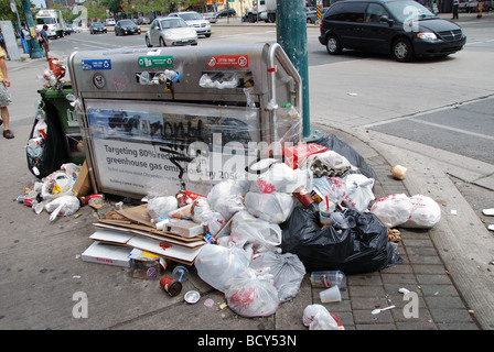 Déchets Le trop-plein de récipients après un marathon de 36 jours de grève par les agents municipaux, au centre-ville de Toronto, Canada Banque D'Images