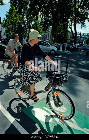 Paris France, Femme touristique dans le profil, utilisant les vélos publics gratuits, Velib, sur la rue, Motos, mobilité urbaine, écologie de la mobilité dans l'espace public Banque D'Images