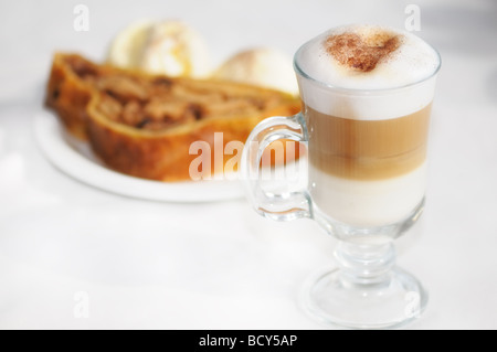 Un bain bien chaud avec paires cappuccino strudel aux pommes et crème glacée. Banque D'Images