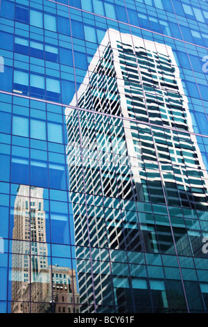 Manhattan skyline se reflète dans la fenêtre. Banque D'Images