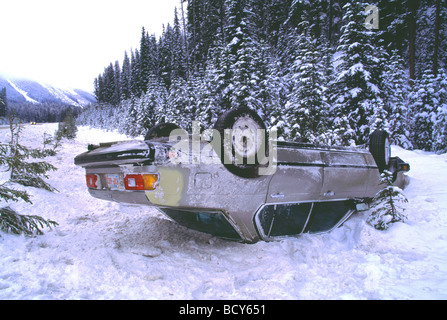 A renversé la tête en bas En voiture Autoroute neige fossé après accident de la route en hiver, en Colombie-Britannique, Canada Banque D'Images
