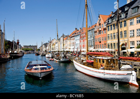 Bateau-croisière à voile dans le canal de Nyhavn, Copenhague, Danemark Banque D'Images