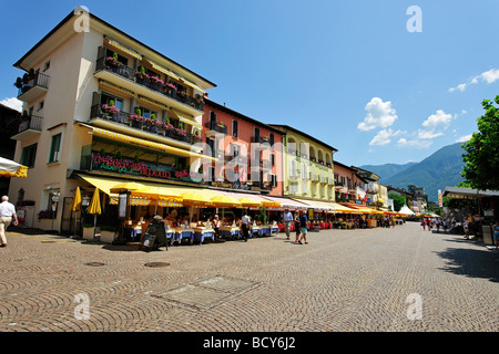 Terrasses de cafés sur la promenade du Lac Majeur à Locarno, Tessin, Suisse, Europe Banque D'Images