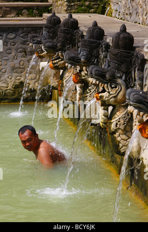 L'homme, vieille baignoire avec des sources chaudes dans Ambengan, Bali, Indonésie, Asie du sud-est Banque D'Images